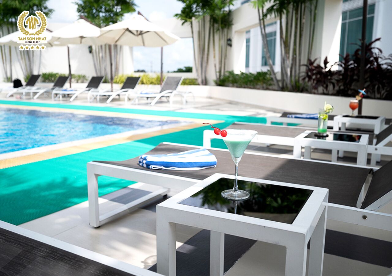outdoor pool, pool loungers