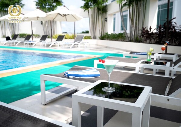 Outdoor pool, pool loungers
