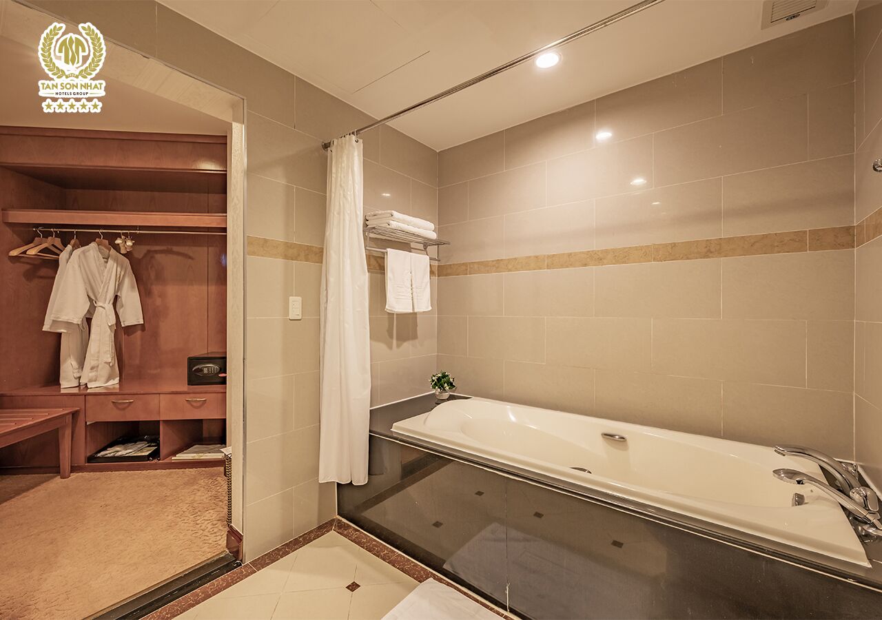 deluxe suite, 1 king bed | bathroom | bathtub, deep-soaking bathtub, free toiletries, hair dryer