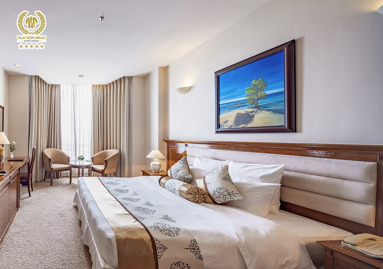 deluxe suite, 1 king bed | minibar, in-room safe, desk, blackout curtains