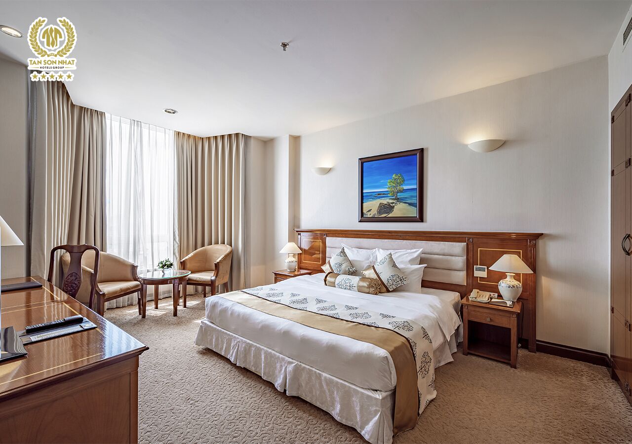 deluxe suite, 1 king bed | minibar, in-room safe, desk, blackout curtains