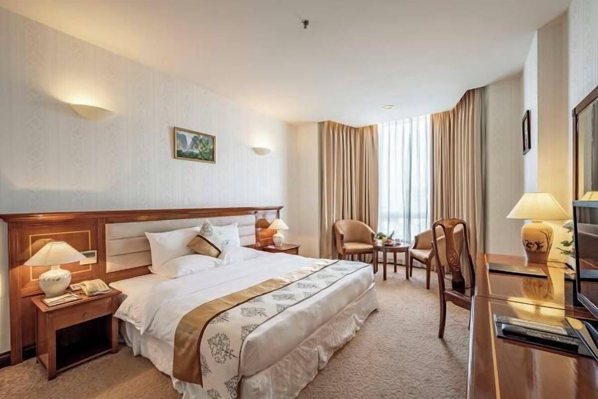 Een minibar, een kluis op de kamer, een bureau, verduisterende gordijnen