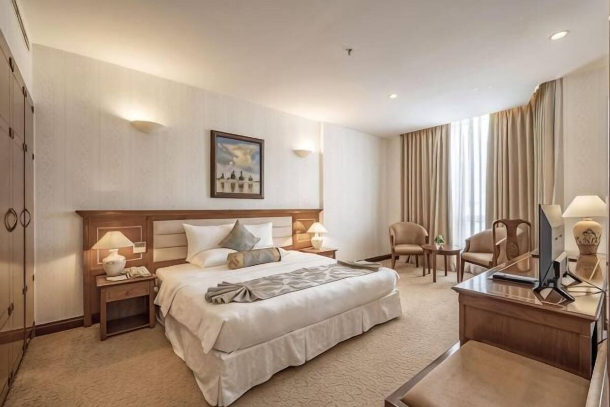 Minibar, caja fuerte, escritorio y cortinas opacas