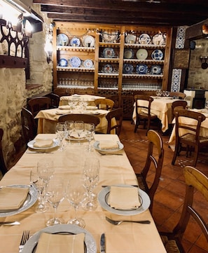 S'hi serveixen esmorzars, dinars, sopars i plats de cuina espanyola