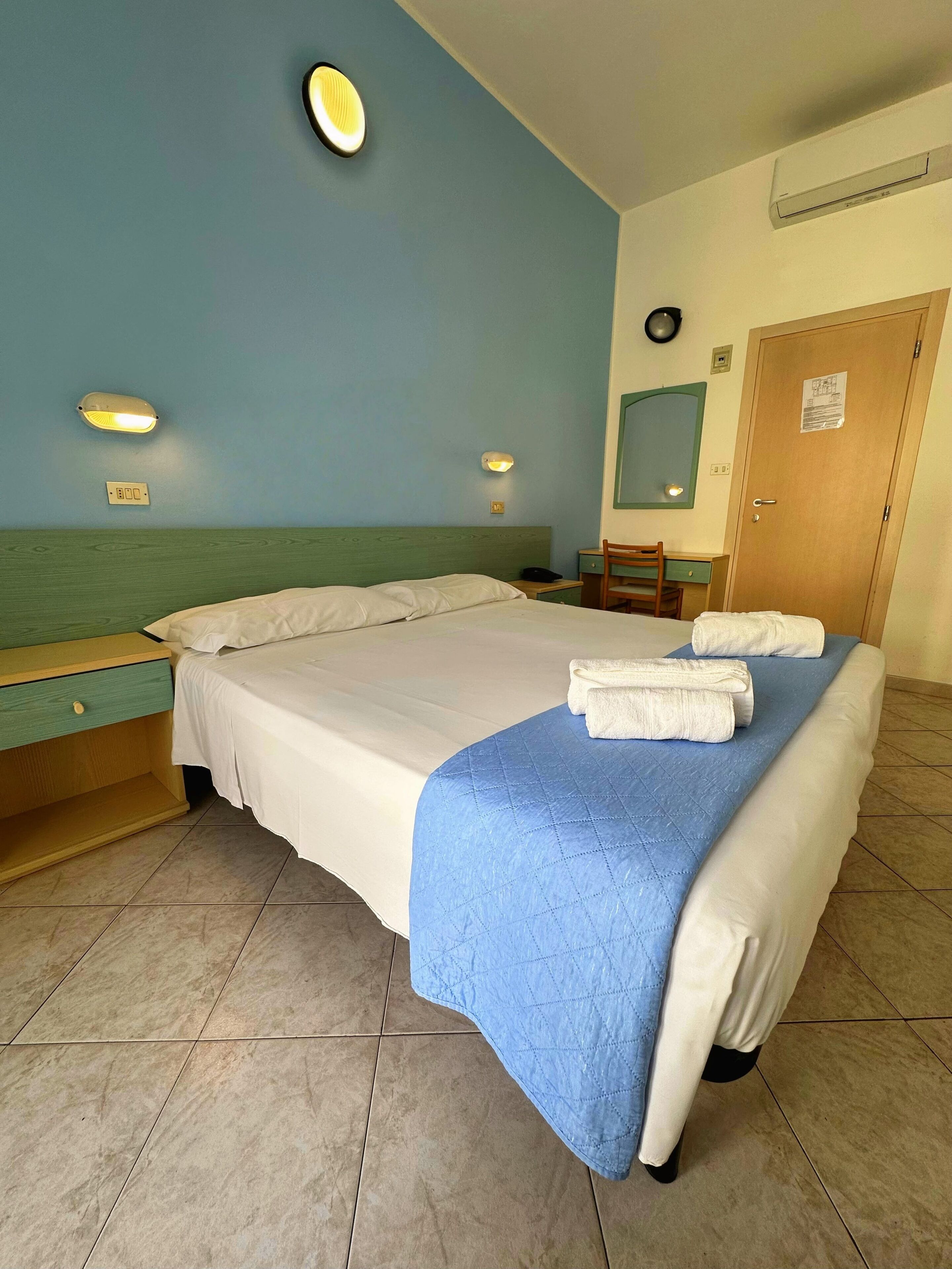 Chambre Double ou avec lits jumeaux, balcon | Coffres-forts dans les chambres, bureau, chambres insonorisées