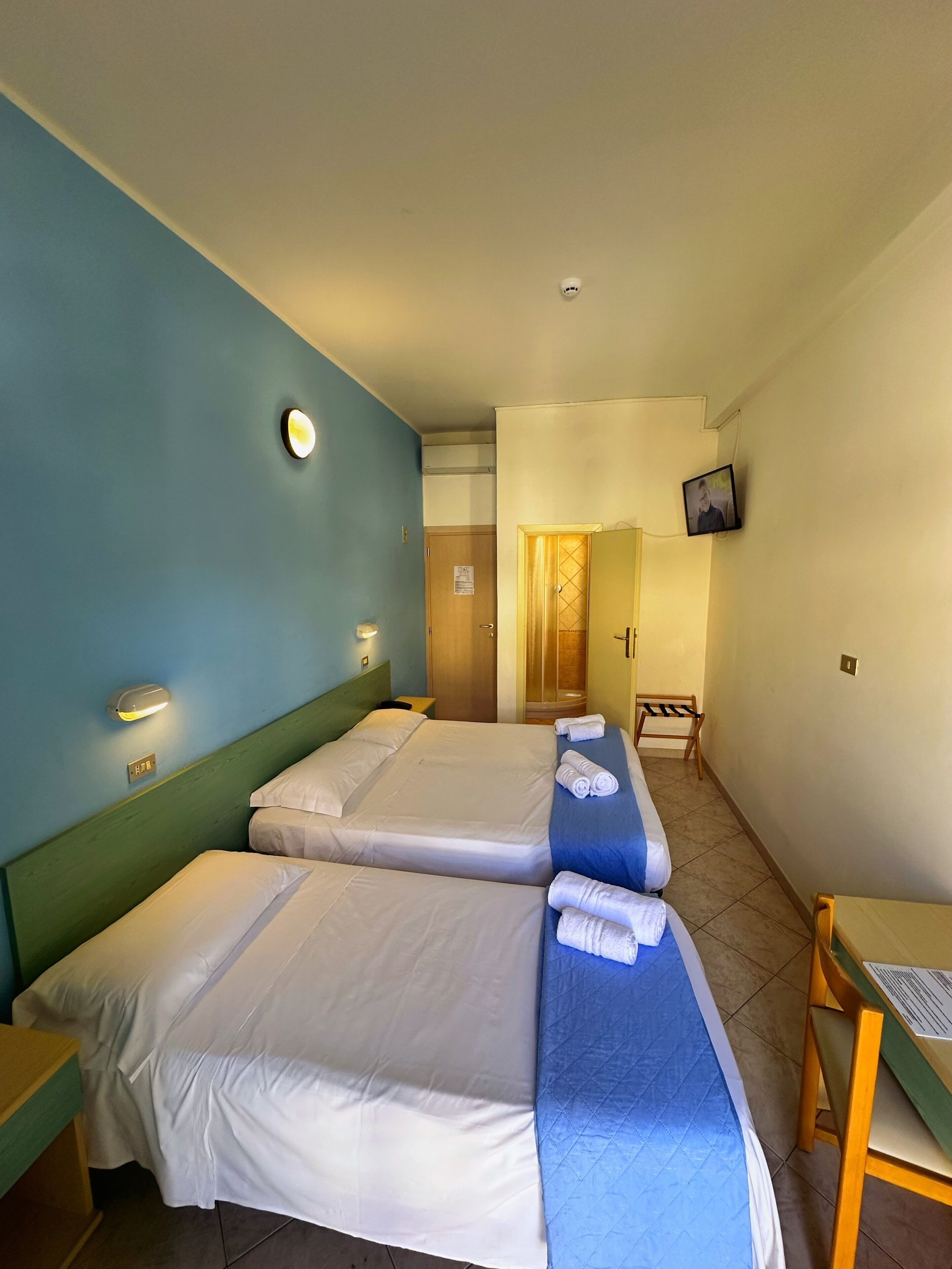 Chambre Triple, balcon | Coffres-forts dans les chambres, bureau, chambres insonorisées