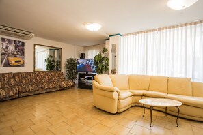 Coin salon dans le hall