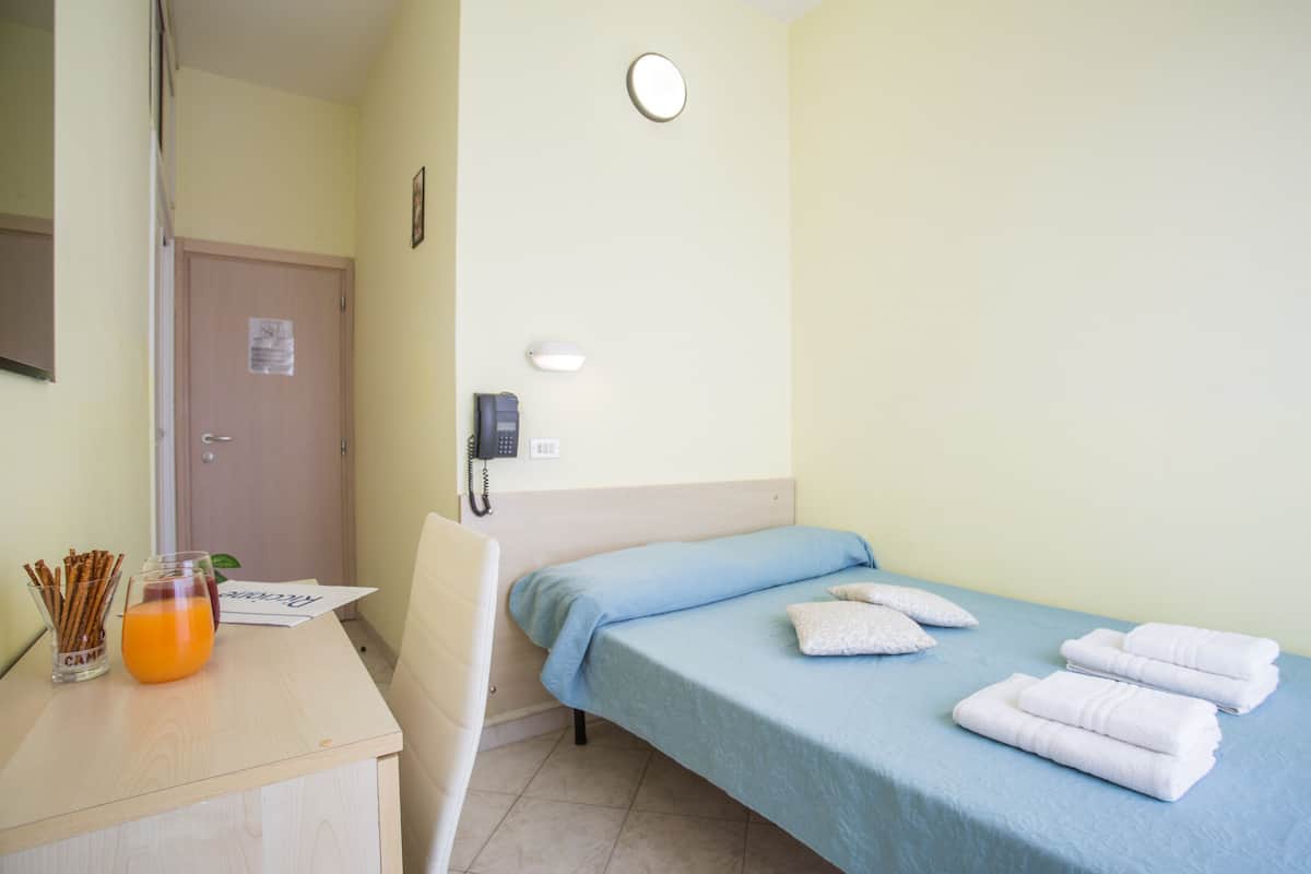 Zimmersafe, Schreibtisch, kostenlose Babybetten, kostenloses WLAN
