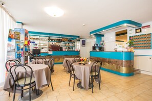 Breakfast, lunch and dinner served - Hotel Sant'Angelo (Riccione)