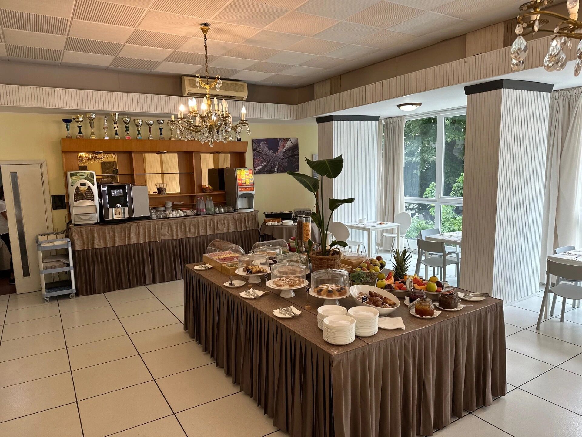 Tägliches Frühstücksbuffet (7 EUR pro Person)