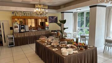 Tägliches Frühstücksbuffet (7 EUR pro Person)