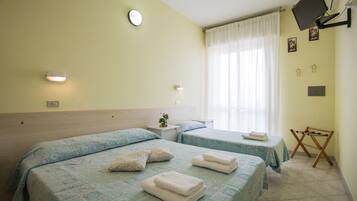 Camera tripla, balcone | Una cassaforte in camera, una scrivania, insonorizzazione