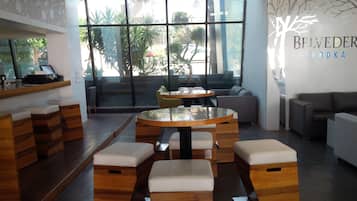 Se sirven desayunos, comidas y cocina internacional con vista a la playa