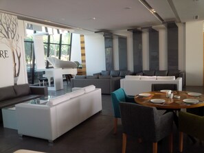 Se sirven desayunos y cocina internacional (con vistas a la playa) 