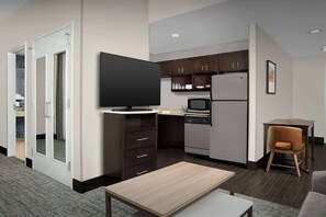 Suite, 1 très grand lit, accessible aux personnes à mobilité réduite, baignoire (Mobility & Hearing) | Cuisine privée | Réfrigérateur grande capacité avec congélateur, four à micro-ondes