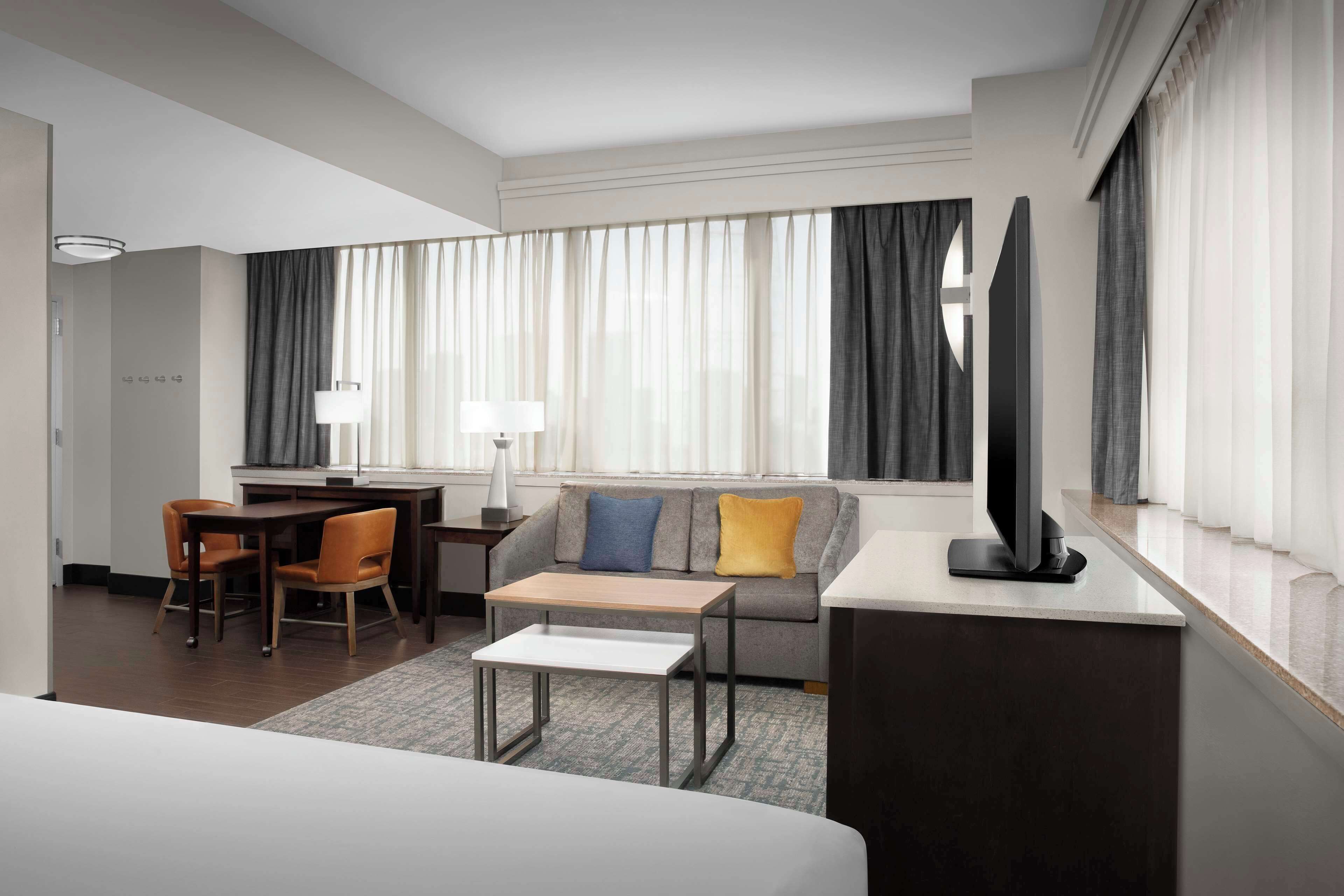 Suite estudio, 1 cama King size, para no fumadores, en esquina | Área de sala de estar | Televisión LCD de 32 pulgadas con canales digitales y televisión 