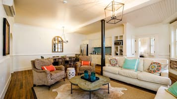 Suite, 2 habitaciones (Owner) | Área de sala de estar | Televisión de pantalla plana