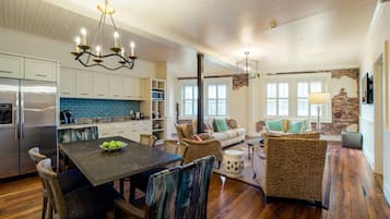 Suite, 2 Bedrooms (Owner) | Premium bedding, pillowtop beds, in-room safe, desk