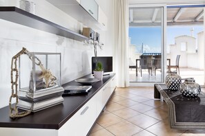 Appartement, 2 chambres | Aire de séjour | Téléviseur à écran plat de 40 po avec télévision par satellite