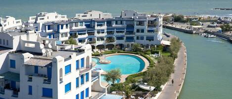 Vista frontal de la propiedad