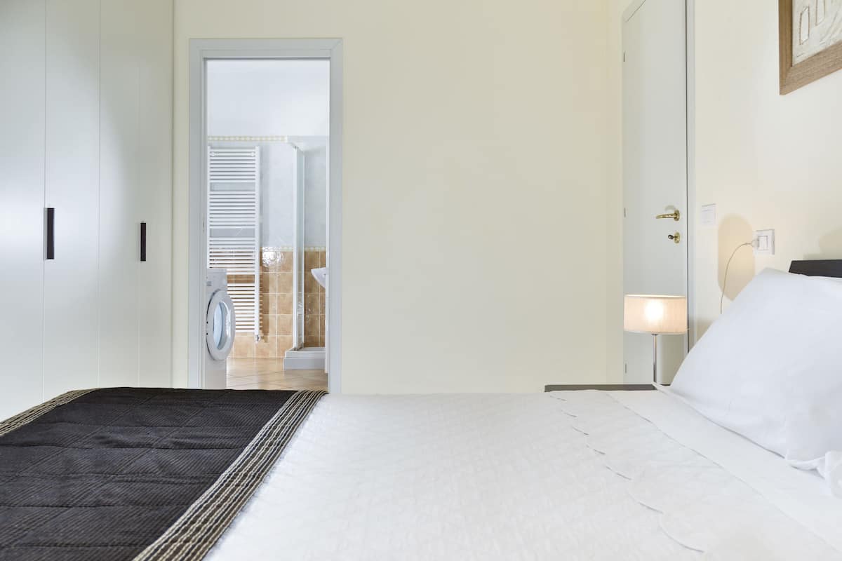 Apartemen, 2 kamar tidur | Brankas, kedap suara, setrika/meja setrika, dan tempat tidur bayi gratis