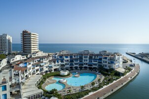 Seasonal outdoor pool, pool umbrellas, sun loungers