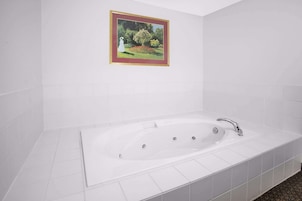 Combined shower/tub, free toiletries, hair dryer, towels