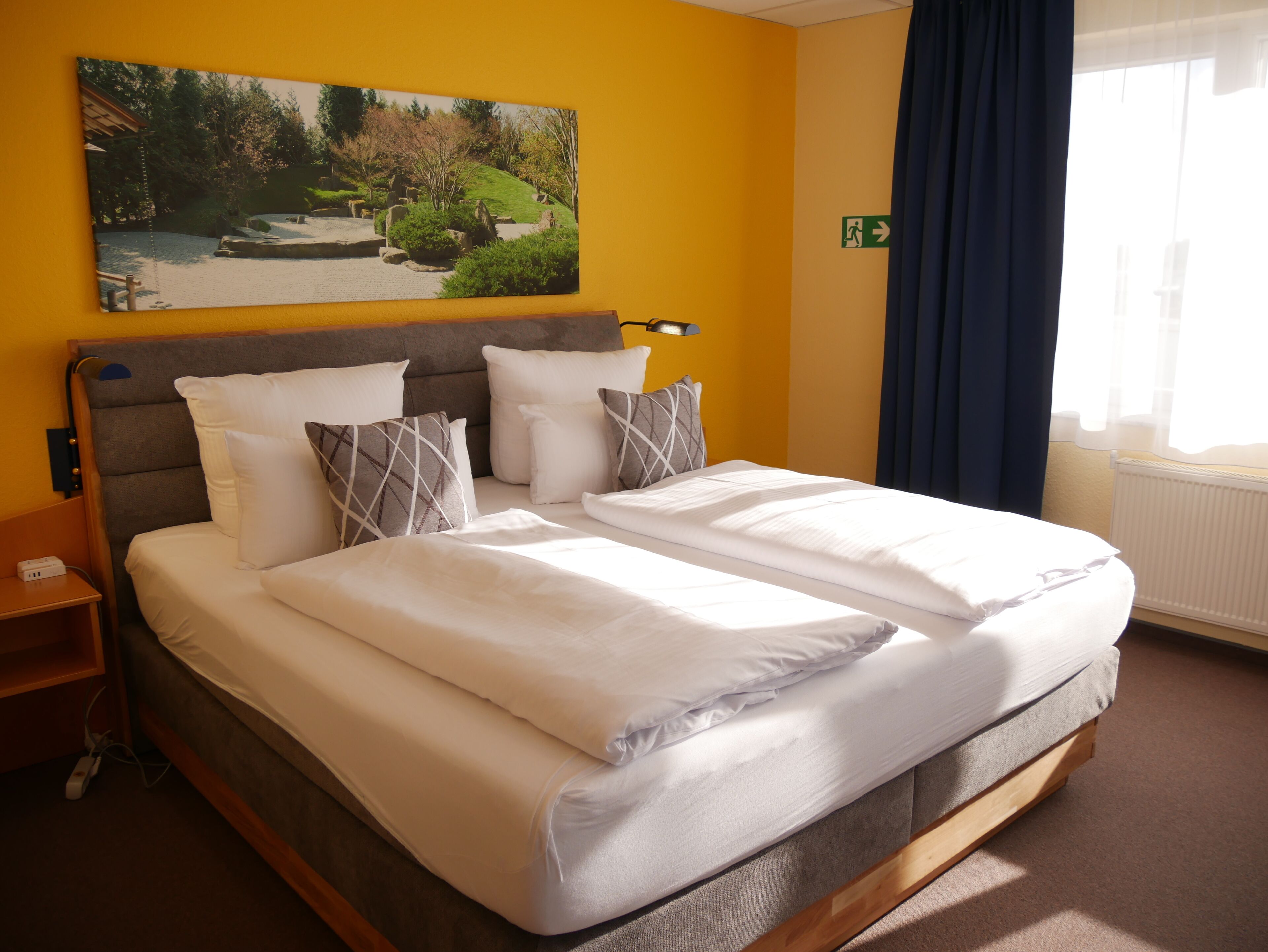 Kahden hengen businesshuone | Ylelliset vuodevaatteet, untuvapeitot, tallelokero huoneessa, työpöytä