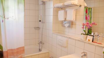 Business-Doppelzimmer | Badezimmer | Kostenlose Toilettenartikel, Haartrockner, HandtĂŒcher, Seife