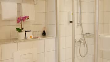 Kostenlose Toilettenartikel, Haartrockner, Handtücher, Seife