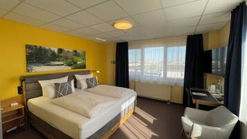 Business-Doppelzimmer | Hochwertige Bettwaren, Daunenbettdecken, Zimmersafe, Schreibtisch