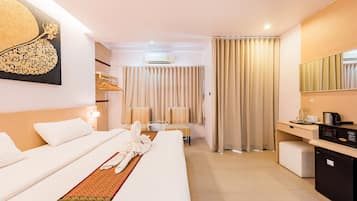 Quarto luxo | Frigobar (abastecido com alguns itens grátis), cofres nos quartos