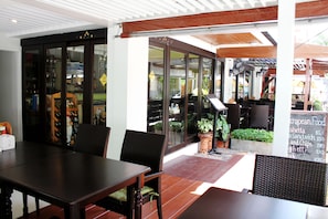 Se sirven desayunos, comidas, cenas y cocina internacional