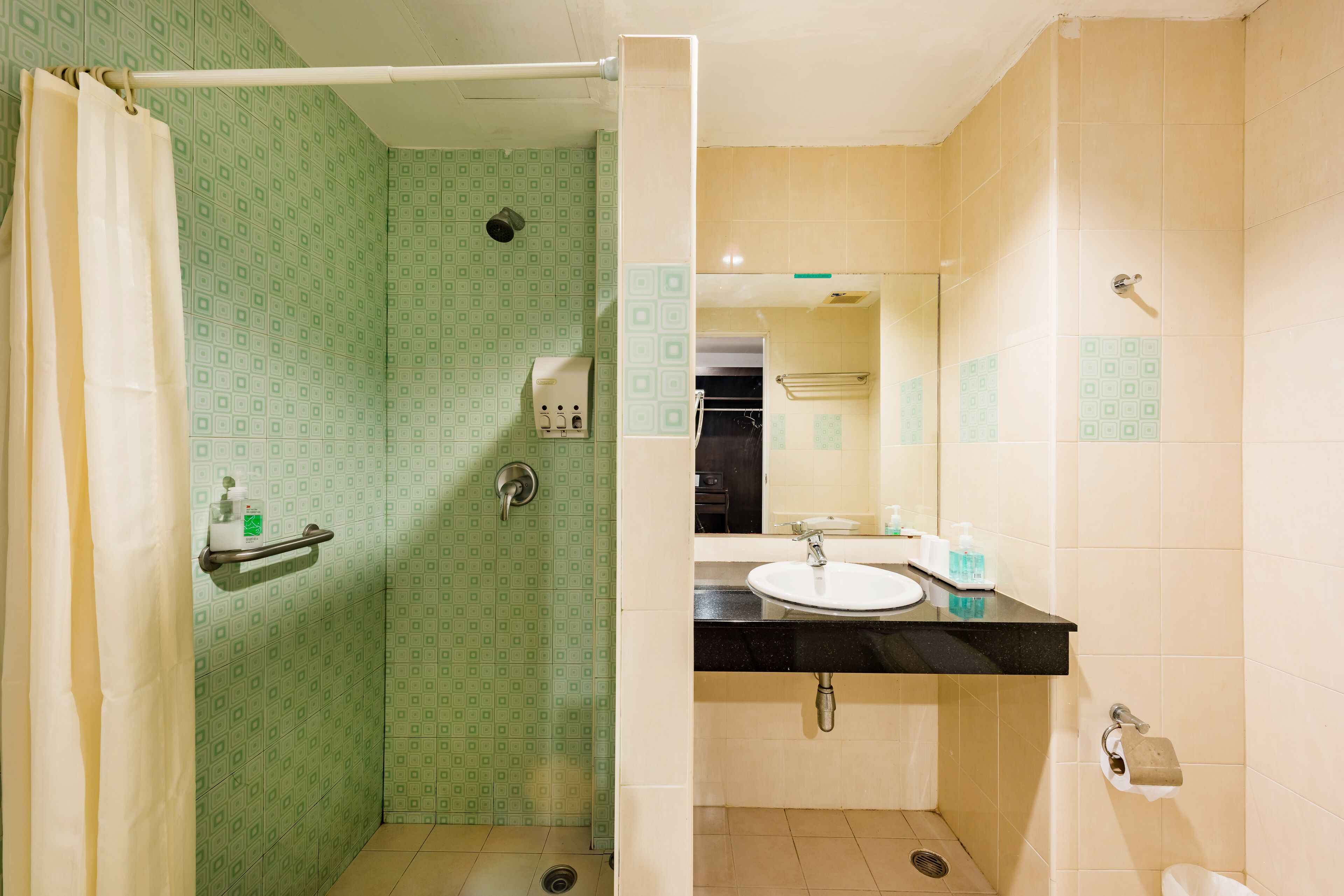 Un baño con ducha, lavabo e inodoro.