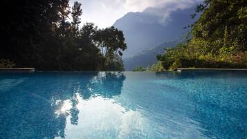 Kolam renang terbuka, kerusi lepak pantai