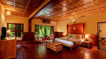 Suite | Peralatan tempat tidur premium, peti besi dalam bilik