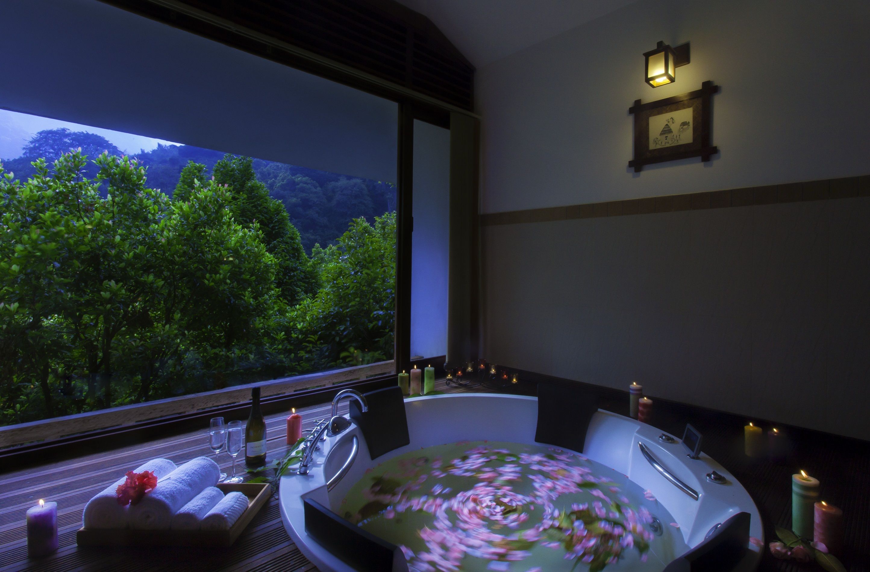 jacuzzi suite | bathroom | free toiletries, towels