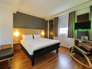 Desk, soundproofing, free cots/infant beds, free WiFi