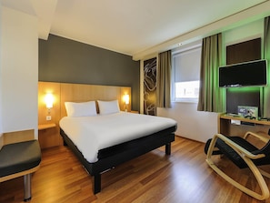 Desk, soundproofing, free cots/infant beds, free WiFi