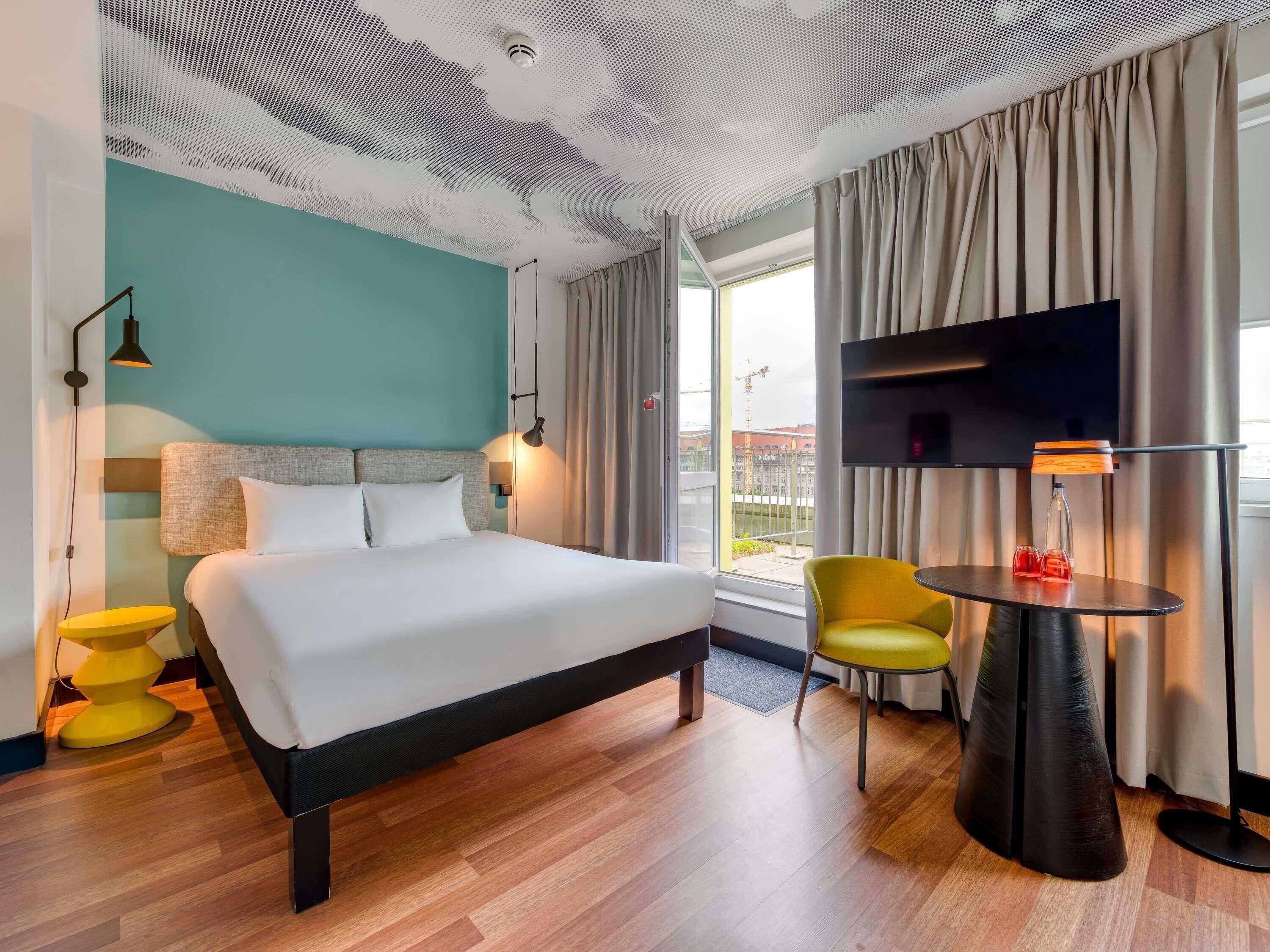 Desk, soundproofing, free cribs/infant beds, free WiFi