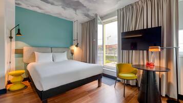 Desk, soundproofing, free cribs/infant beds, free WiFi