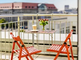 Desk, soundproofing, free cribs/infant beds, free WiFi