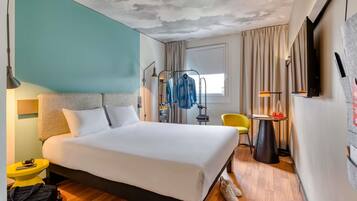 Desk, soundproofing, free cots/infant beds, free WiFi