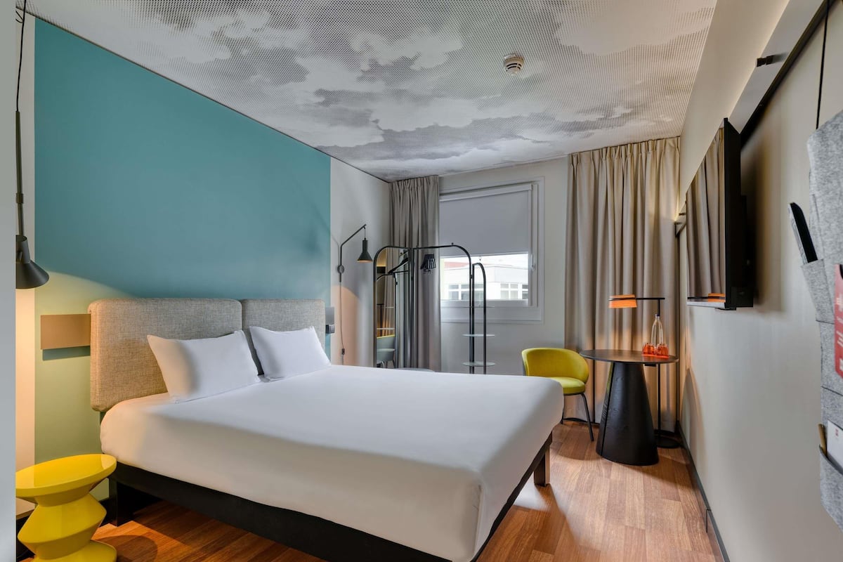 Standard Double Room, 1 Queen Bed | Desk, soundproofing, cribs (free), WiFi (free)