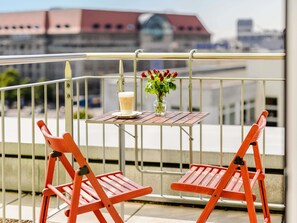 Desk, soundproofing, free cribs/infant beds, free WiFi