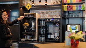 A coffee machine and glassware in a bar setting. - ibis Berlin Kurfürstendamm (Berlin)