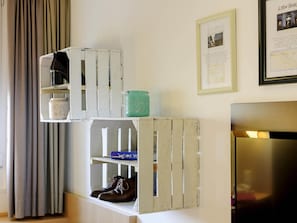 Escriptori, habitacions insonoritzades i bressols gratuïts