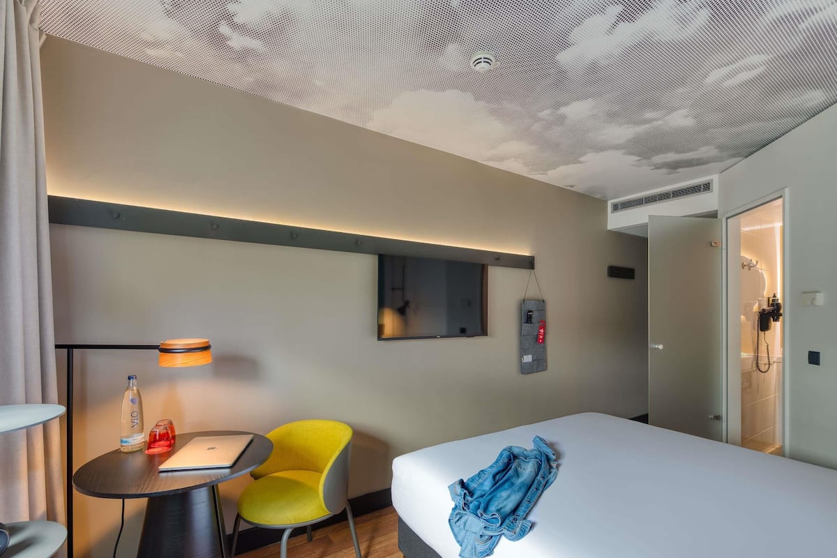 Desk, soundproofing, free cots/infant beds, free WiFi
