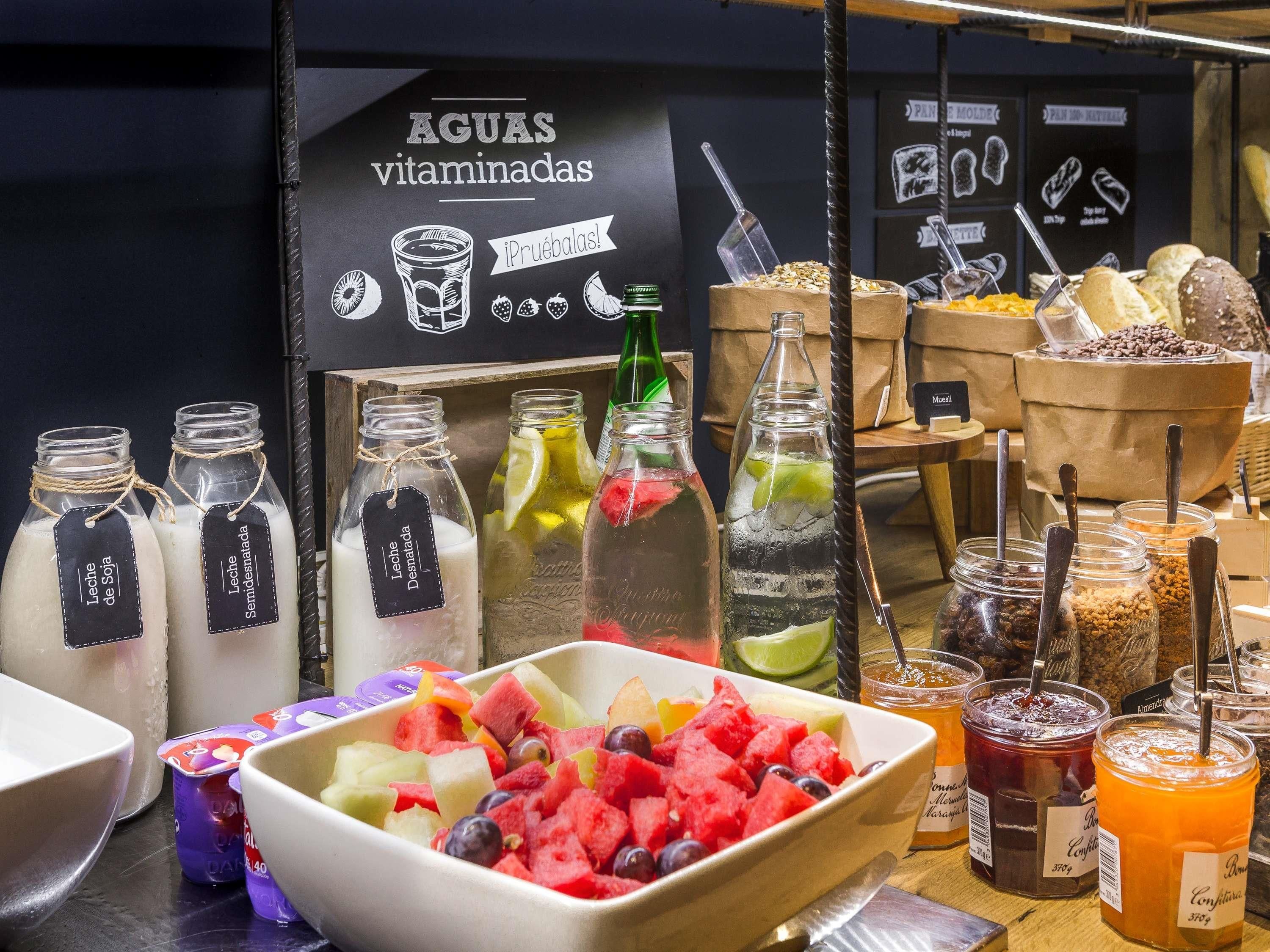 Un bar de zumos con diversas opciones de fruta y bebidas identificadas.