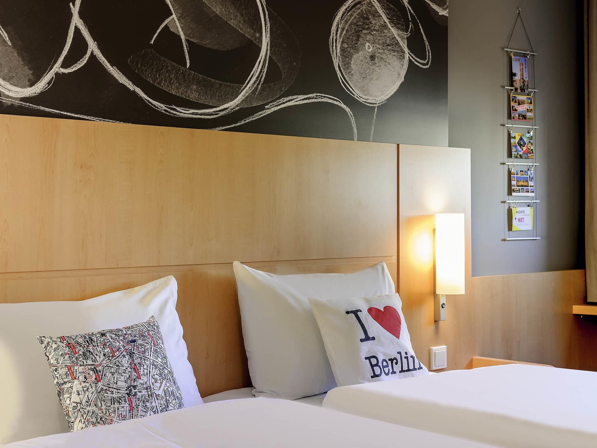 Desk, soundproofing, free cots/infant beds, free WiFi